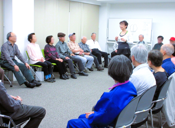タニカワ久美子講師から高齢の男女がストレス管理の講演を聞く様子